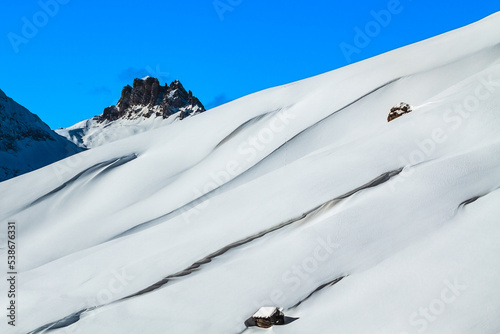 panorama zima w dolomity śnieg góry chatka w śniegu