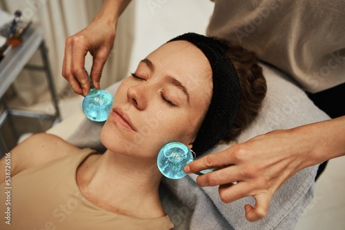 Facial massage with cold spheres.