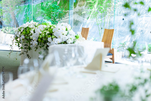 結婚式会場の白いテーブルとワイングラスと花