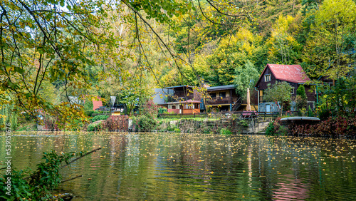 Rzeka Opawa w Czechach, domy na rzeką jesienią