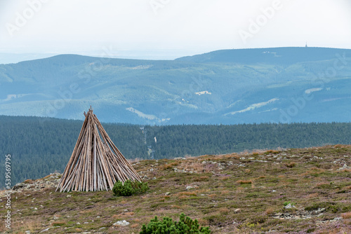 widok na okolicę z góry Śnieżka, Karkonosze, strona Czeska, Czechy