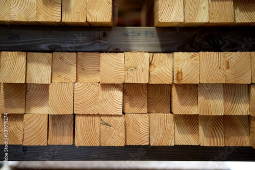 Stock de bois dans un atelier de charpentier