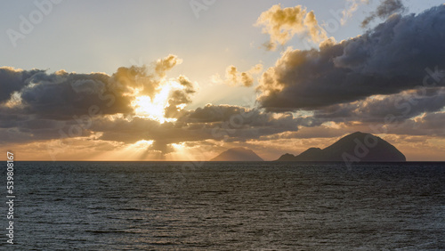 Sonnenuntergang über den Inseln Alicudi und Filicudi, Sizilien