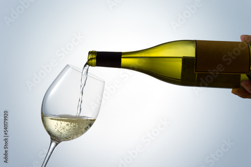 白ワインをワイングラスに注ぐ