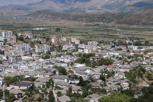 widok na kamienne dachówki w albanii