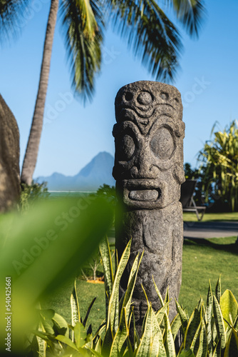 Totem standing in front of the Moorea island