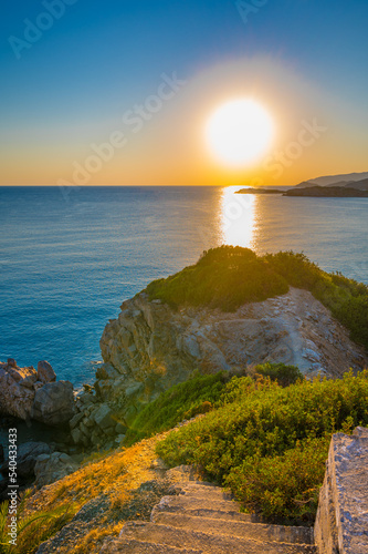 Balion, Kreta, Griechenland, Sonnenaufgang mit Treppe zum Strand