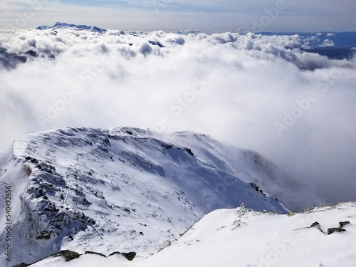 厳冬期の 西穂高独標より雲海の先に乗鞍岳を望む