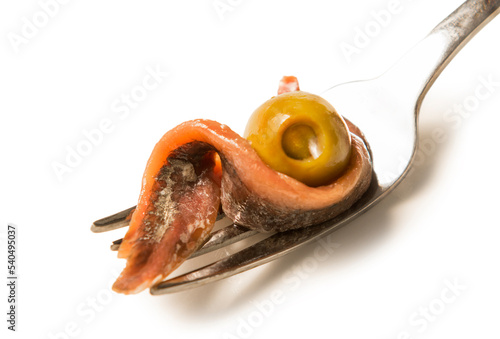 Aperitivo de anchoas con aceitunas