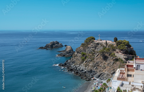 Peñones de san Cristóbal bañados por las aguas del mar Mediterráneo en la villa de Almuñécar, España