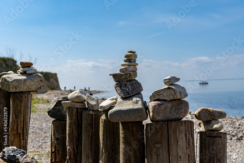 Steine ​​am Strand von Göhren auf der Insel Rügen in Deutschland. Ostsee, Sommer 2022 