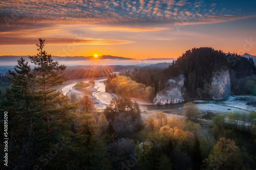 Wschód słońca z Obłazowej - Przełom Białki na podhalu, blisko polskich gór - tatry. Sunrise from Obłazowa - Białka Gorge in Podhale, close to the Tatra Mountains.