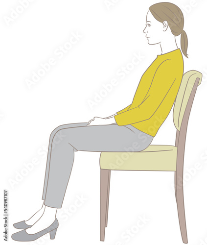 背もたれにもたれて椅子に座る女性