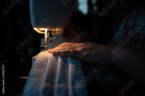 ミシンで縫う女性の手元