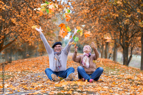 Senioren glücklich im Herbst