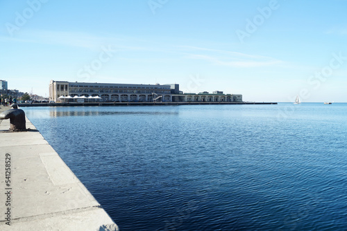 banchina del porto di Trieste con sfondo di mare calmo e cielo azzurro