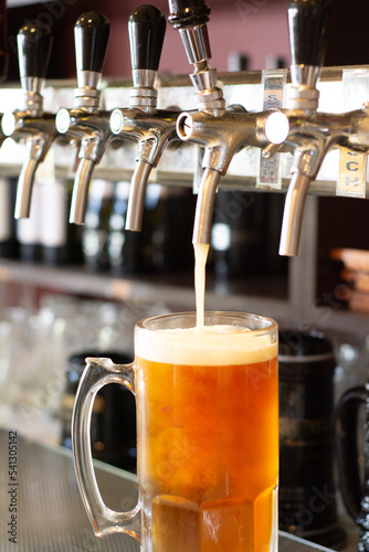 canilla de cerveza artesanal sirviendo un vaso con espuma