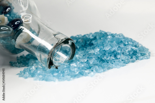 blaue Glaskristalle mit Flaschenhals