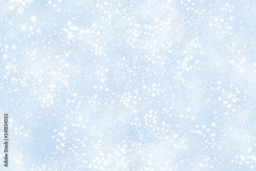 Niebieskie, zimowe tło ze śniegiem i płatkami śniegu. Świąteczne tło z płatkami śniegu.