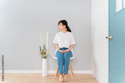 部屋の中で椅子に座るアジア人女性 