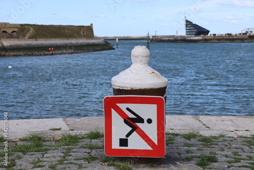 Panneau de signalisation, interdiction de plonger, ne pas plonger, ville de Calais, département du Pas de Calais, France