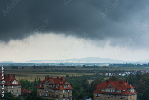 ciemne burzowe chmury ponad miasteczkiem