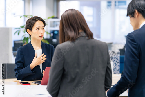 部下を指導するビジネスウーマン