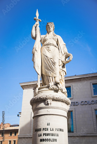 Treviso - monumento statua dedicata Ai Morti della Patria e Palazzo dei Trecento alle spalle in Piazza Indipendenza