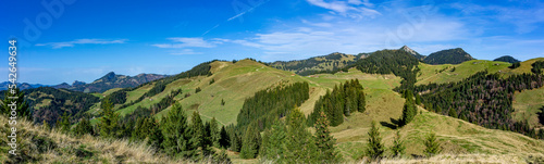 Wandern in Tirol Nähe Walchsee: Die Berge vom Zahmen und der Wilden Kaiser - Panorama Richtung Norden mit Geiglstein, Spitzstein und Wandberg