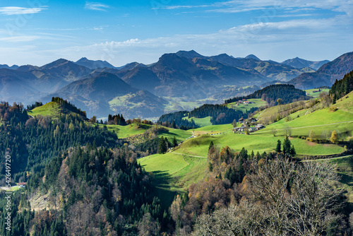 Wandern in Tirol Nähe Walchsee: Die Berge vom Zahmen und der Wilden Kaiser - Blick vom Brennköpfl Richtung Westen Aufinger Alm
