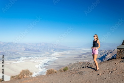 kobieta w parku narodowym skaliste góry