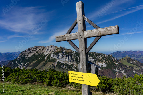 Wandern in Tirol Nähe Walchsee: Die Berge vom Zahmen und der Wilden Kaiser - Gipfelkreuz und Wegweiser am Feldberg im Kaiserwinkl