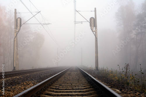 Tory kolejowe w porannej mgle