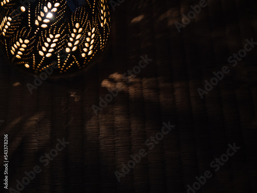 畳に映されたランプの光
