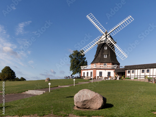 historische Windmühle auf einem Hügel an der Ostsee