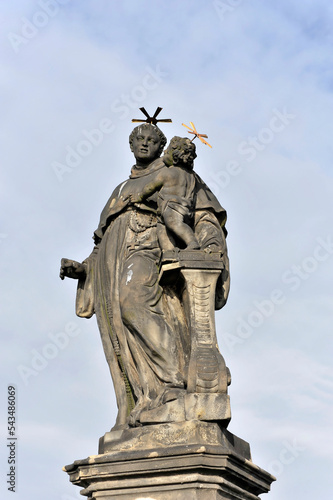 Statue des Hl. Antonius von Padua 1707 von J. Mayer, Karlsbrücke, UNESCO Weltkulturerbe, Prag, Tschechien, Europa