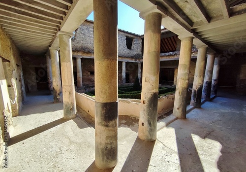 Pompei - Colonne del peristilio della Casa degli Amanti