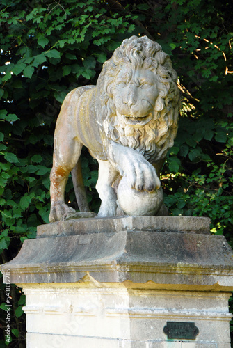 "Piste des Lions", Domaine de chantilly, un des 2 lions sculptés par Legrand en 1707 encadre l'entrée de cette piste d'entrainement des pur-sang, Oise, France