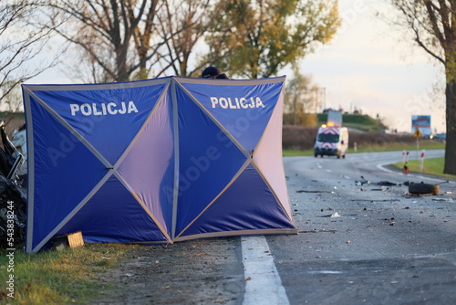 Policyjny parawan oględziny na miejscu wypadku samochodowego. 