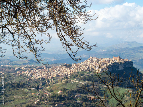 Vista del pueblo de Calascibetta desde Enna. Sicilia, Italia.