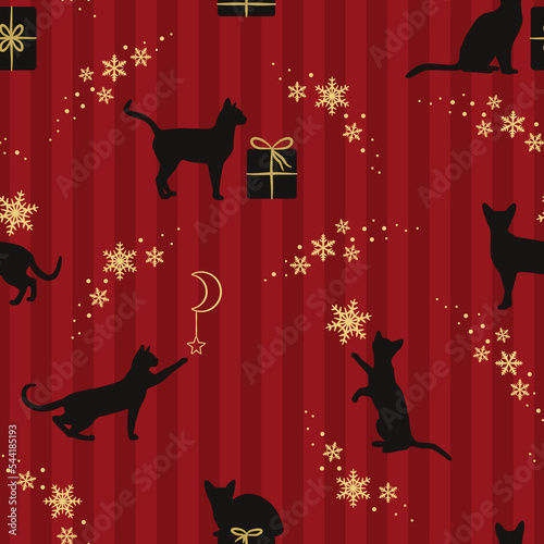 Świąteczny powtarzający się wzór. Koty bawiące się gwiazdkami, prezenty i płatki śniegu. Magiczna bożonarodzeniowa scena. Ilustracja wektorowa na czerwonym tle w paski ze złotymi elementami.