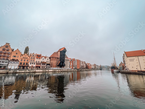 Schronienie nad Motławą ze starym miastem Gdańska w Polsce