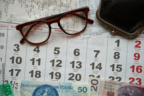 paragony fiskalne , polskie banknoty , kartka z kalendarza, emerytura 