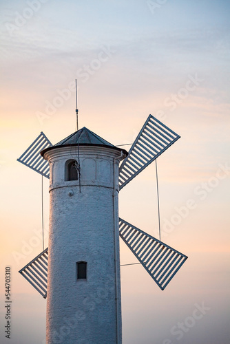 Słynna zabytkowa latarnia morska w ciepłym świetle zachodzącego słońca, Świnoujście, Polska 