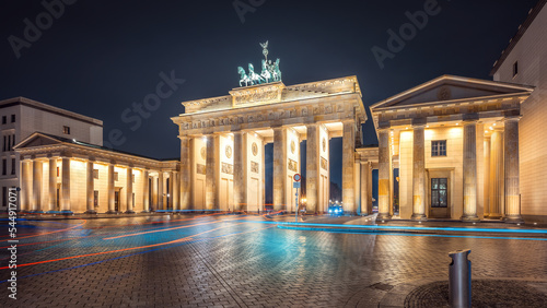 the famous brandenburg gate of berlin at night