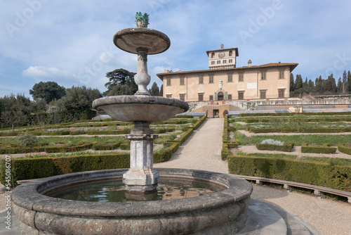 Firenze. Villa Medicea La Petraia con fontana e giardino all' italiana. 