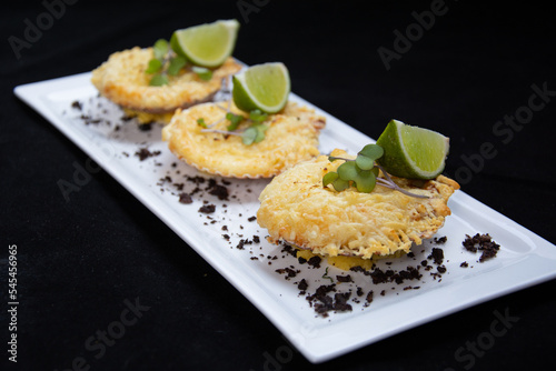 ostras rellenas con vegetales y queso gratinado