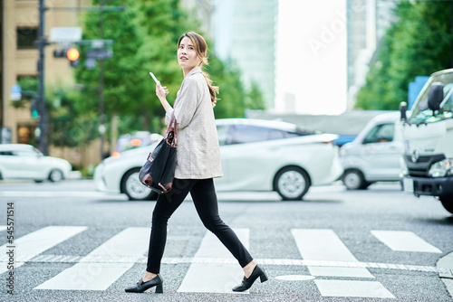 通勤・外出する若い女性