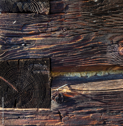 Drewniana ściana ze starych bali, tło do projektów graficznych.