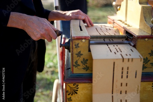 Orgue de barbarie carton perforé soufflet à vent